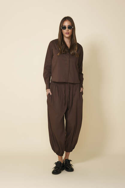 Brown Loose-Fit Shirt With A Classic Collar And Long Sleeves