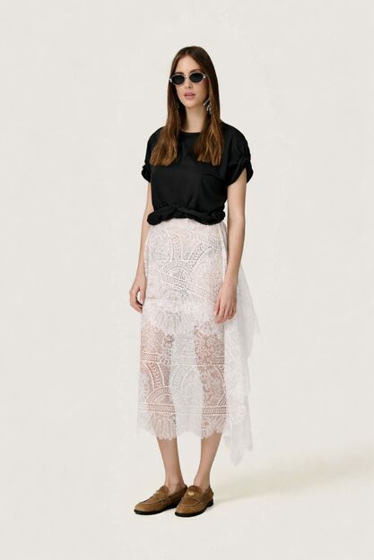 Black T-shirt featuring a discreet wire inserted into the hem - SS26